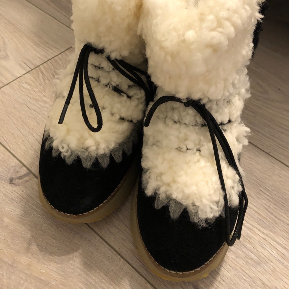 BRAND NEW NEVER WORN MOU BOOTS